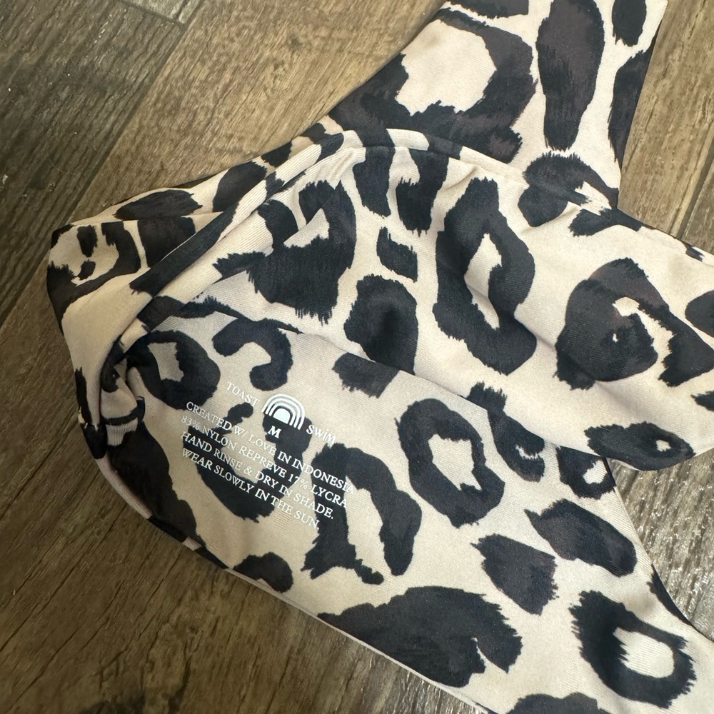Toast Swim Signature Scoop bikini Top (Spot). Medium. Bralette. Leopard cheetah - Picture 10 of 12